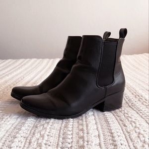 Women’s Ellie Chelsea Boots - Black - Size 8.5
